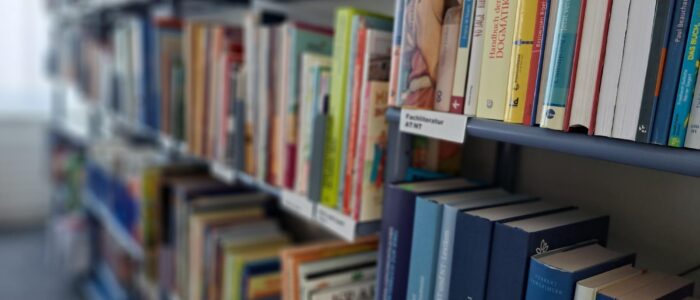 Bibliothek-700x300 Herzlich willkommen in der KAS